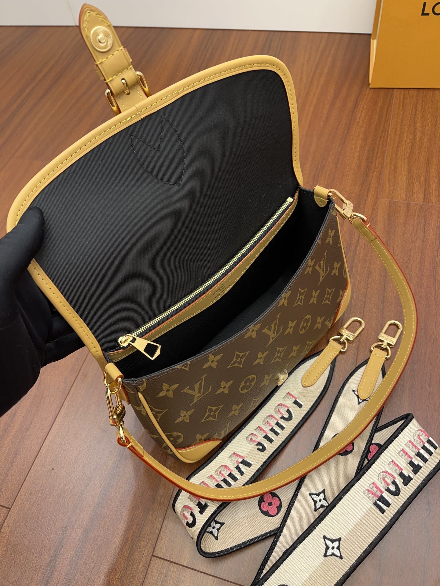 LOUIS VUITTON DIANE BLACK M45985 - Image 2