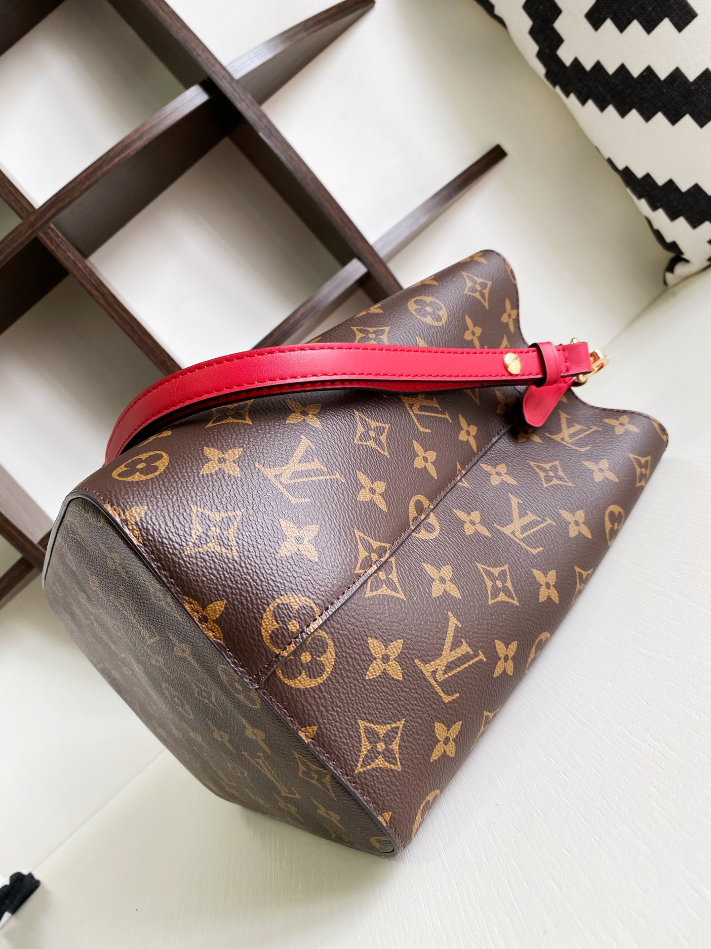 LOUIS VUITTON NÉONOÉ RED M44021 - Image 4