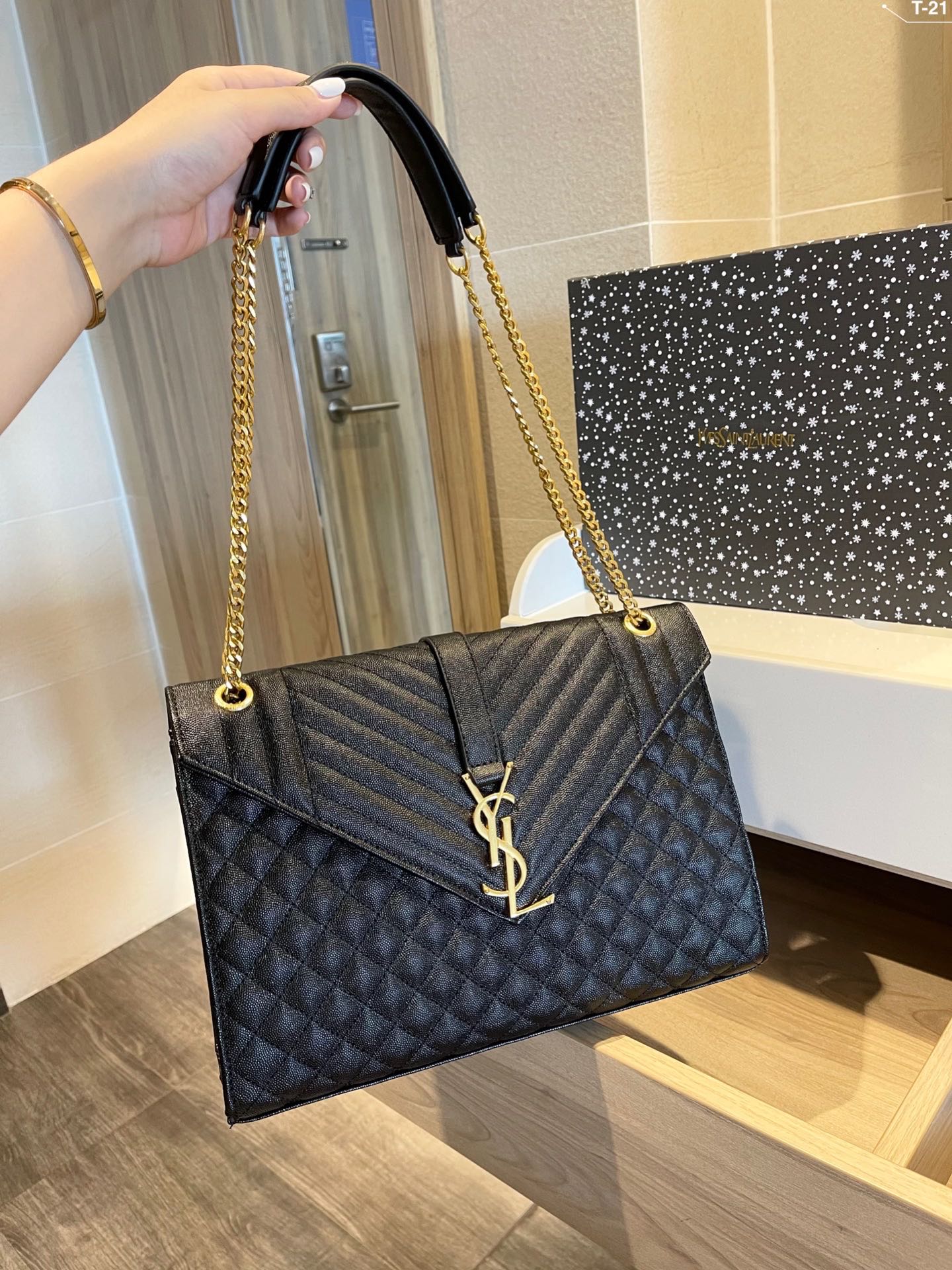 SAINT LAURENT ENVELOPE LARGE BAG IN MIX MATELASSÉ GRAIN DE POUDRE EMBOSSED BLACK GOLD 31CM 600166BOW911000 - Image 6