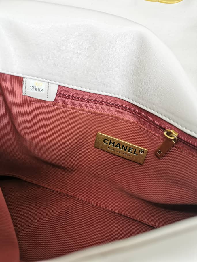 CHANEL 19 FLAP BAG WHITE 32CM - Image 7