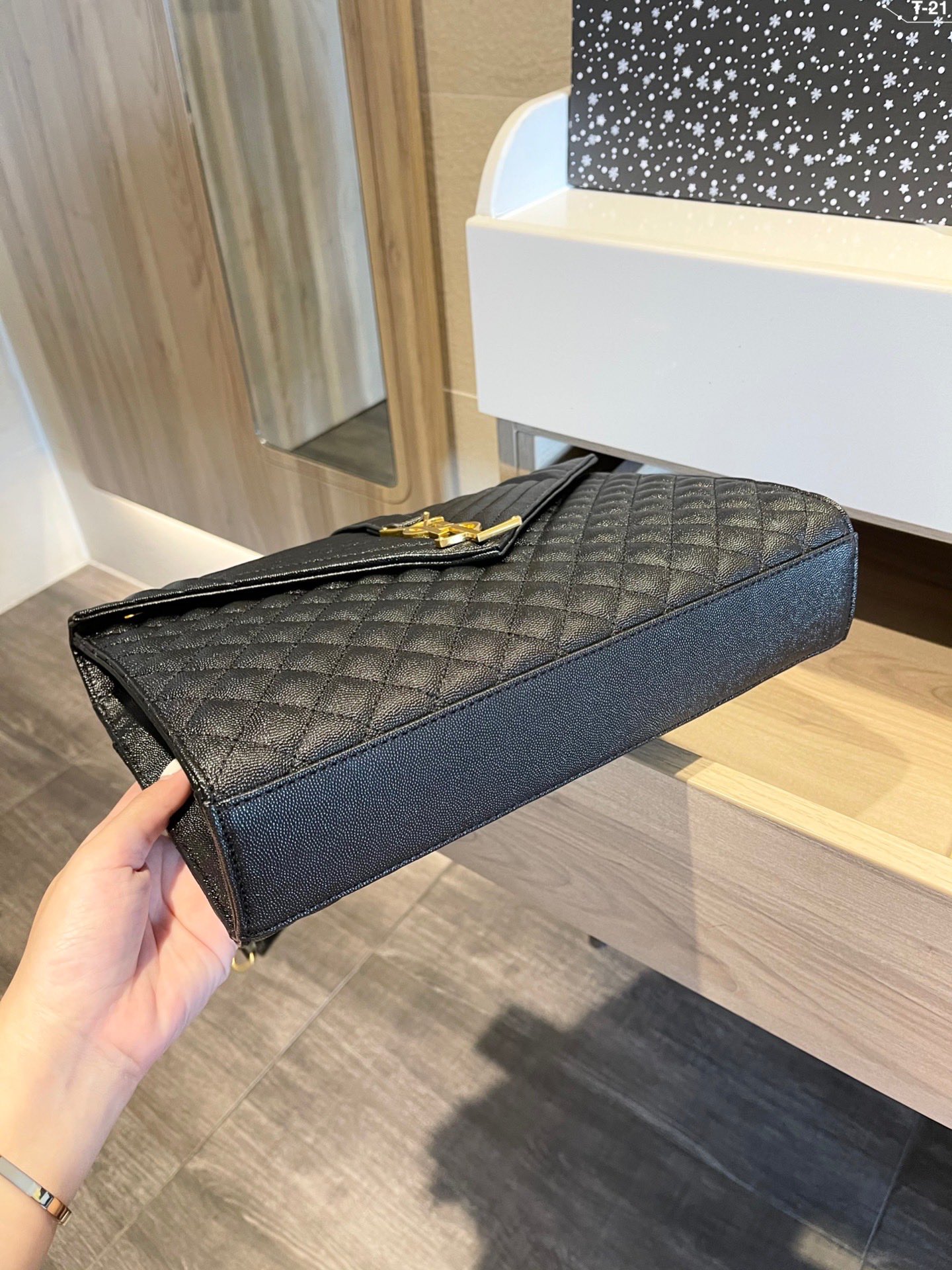 SAINT LAURENT ENVELOPE LARGE BAG IN MIX MATELASSÉ GRAIN DE POUDRE EMBOSSED BLACK GOLD 31CM 600166BOW911000 - Image 4