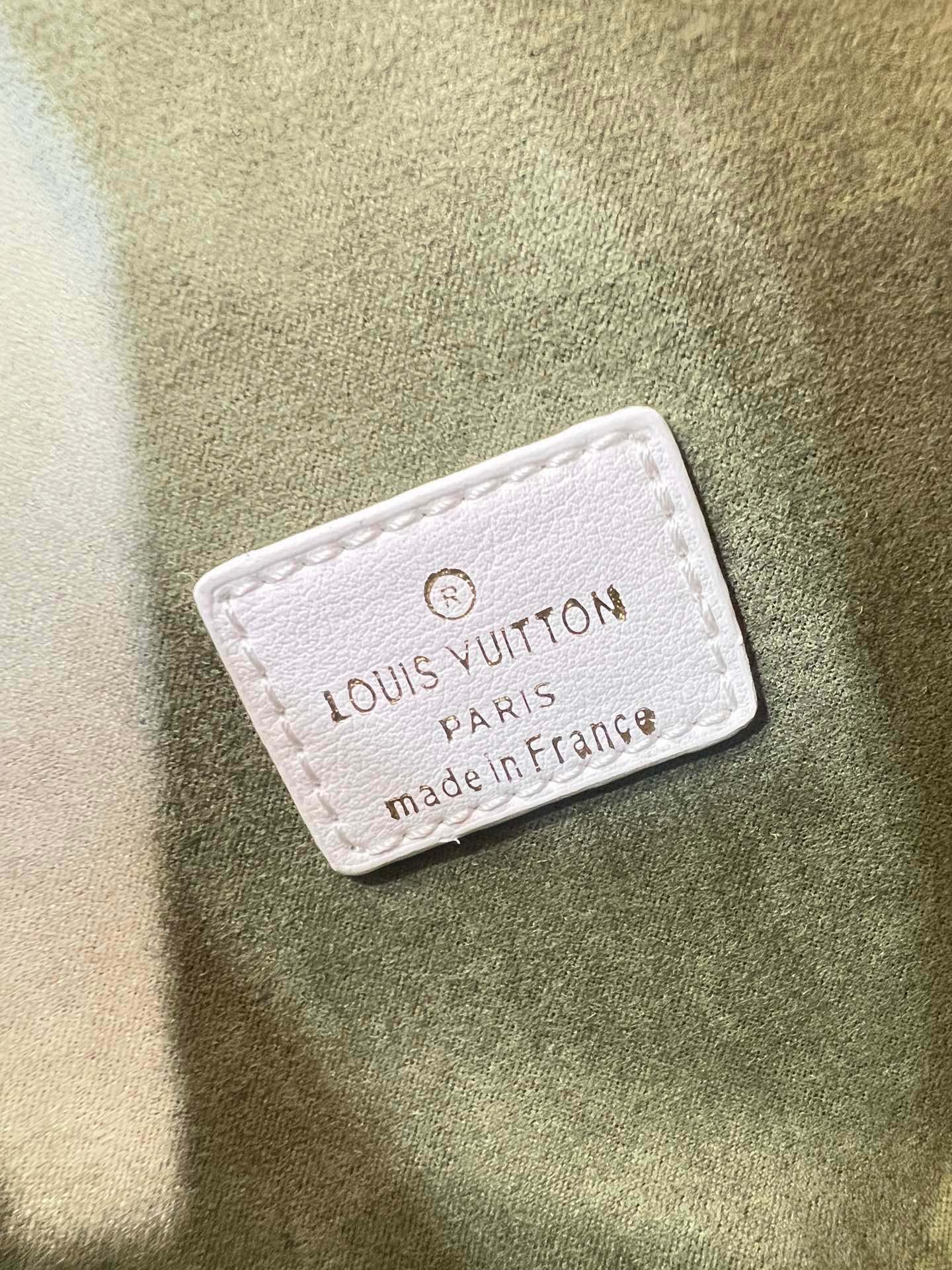 LOUIS VUITTON COUSSIN BB WHITE 21CM M20770 - Image 2