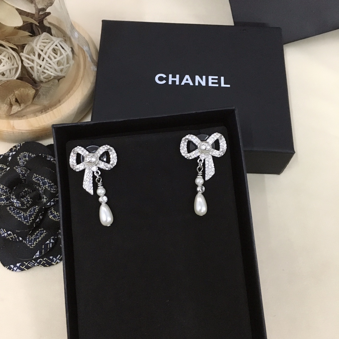 CHANEL BOW SILVER PEARL EARRINGS - Image 6
