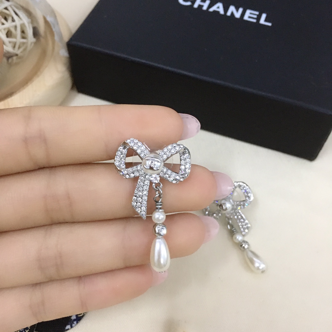 CHANEL BOW SILVER PEARL EARRINGS - Image 9
