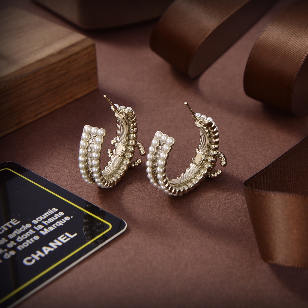 CHANEL METAL STRASS EARRINGS - Image 7