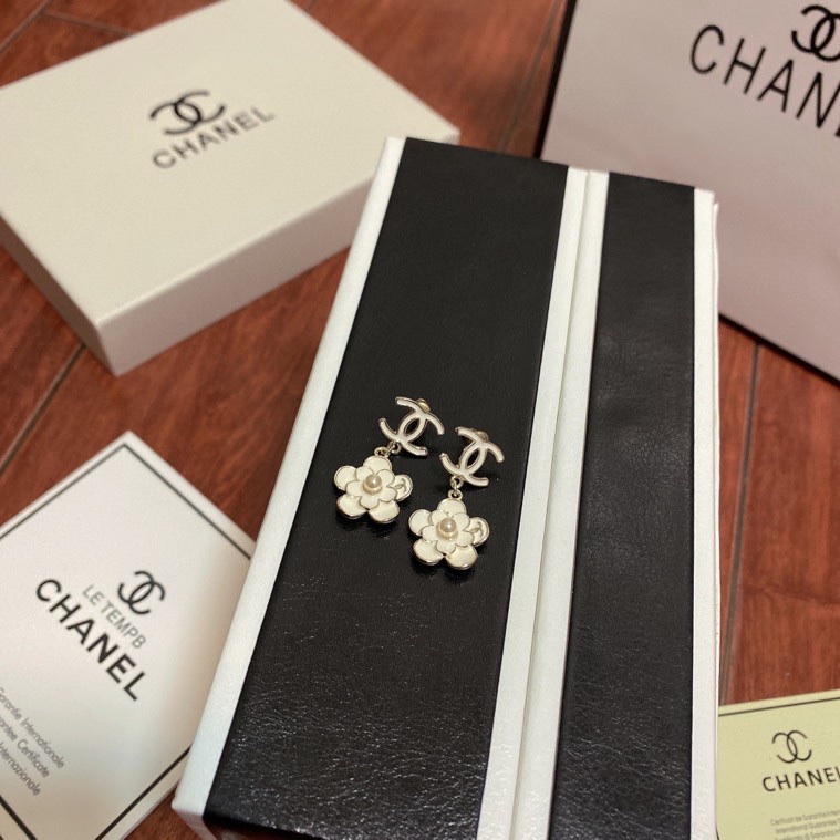 CHANEL FLOWER WHITE EARRINGS - Image 4