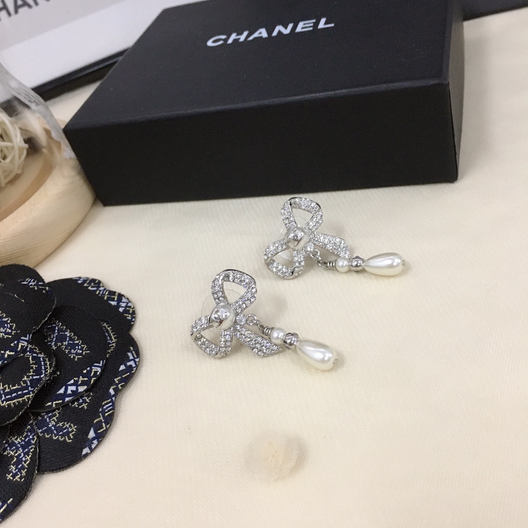 CHANEL BOW SILVER PEARL EARRINGS - Image 8