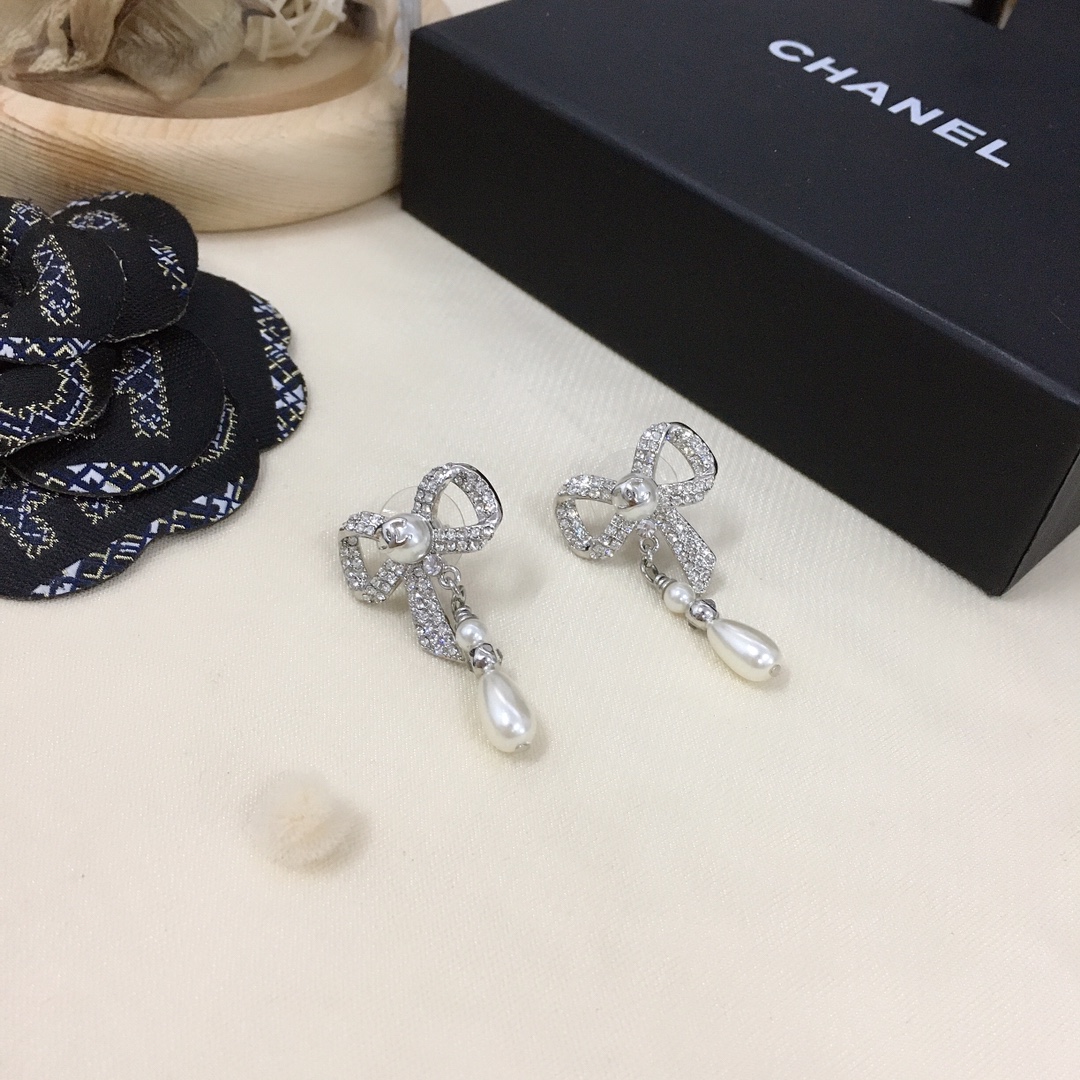 CHANEL BOW SILVER PEARL EARRINGS - Image 5