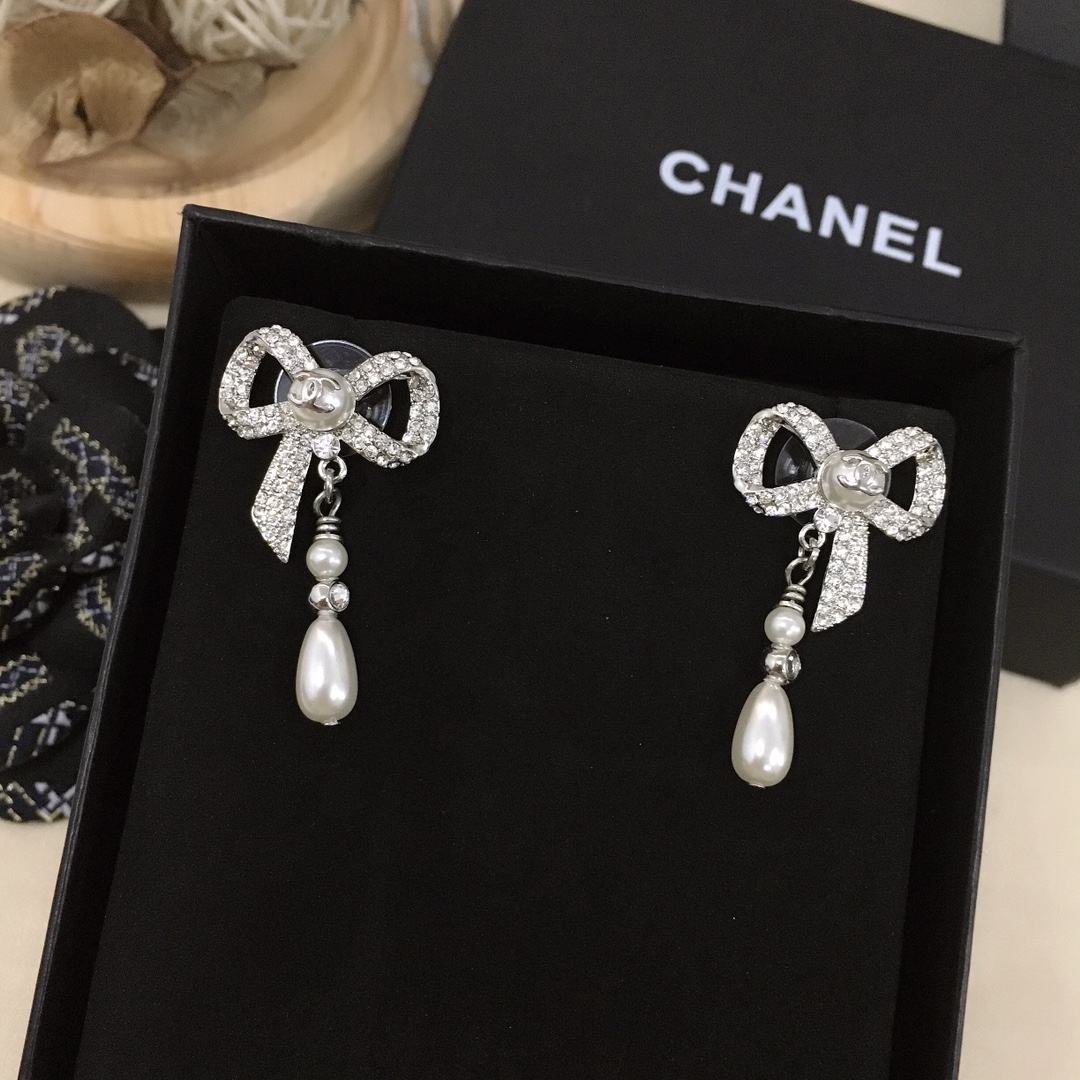 CHANEL BOW SILVER PEARL EARRINGS - Image 7