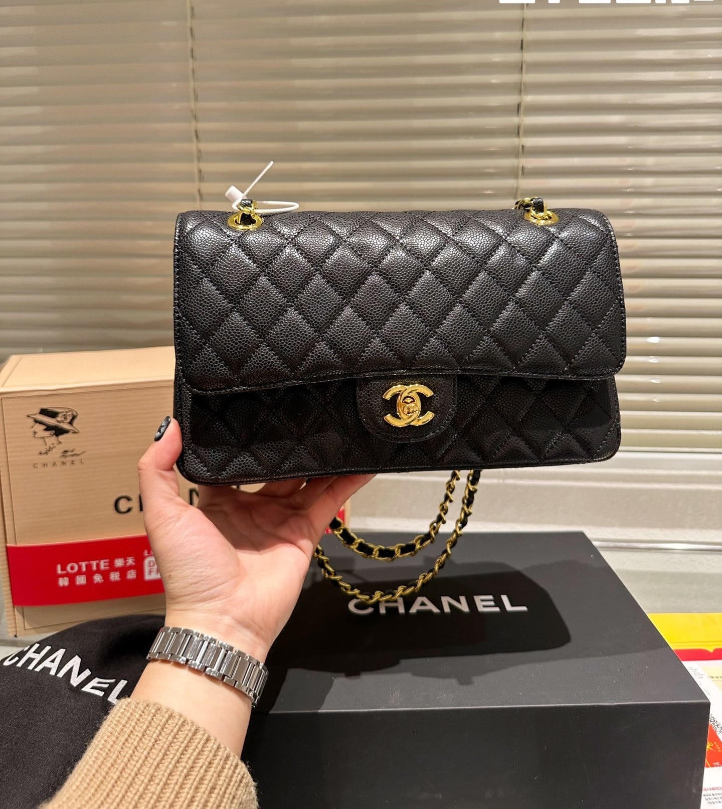 CHANEL MEDIUM CLASSIC FLAP BAG GOLD HARDWARE BLACK 26CM A01113 - Image 2