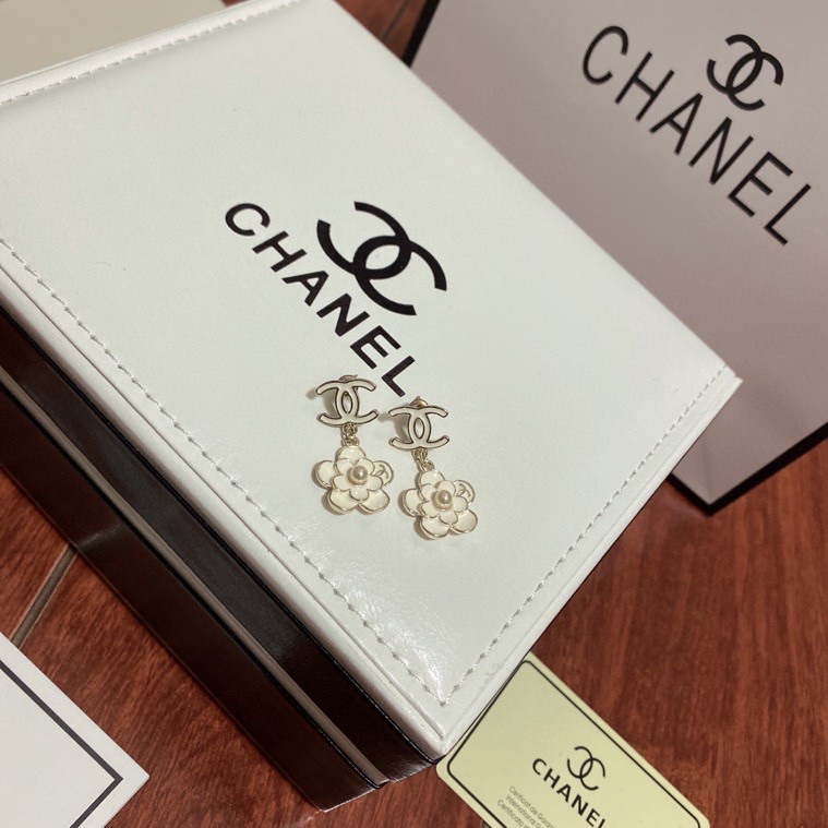 CHANEL FLOWER WHITE EARRINGS - Image 3