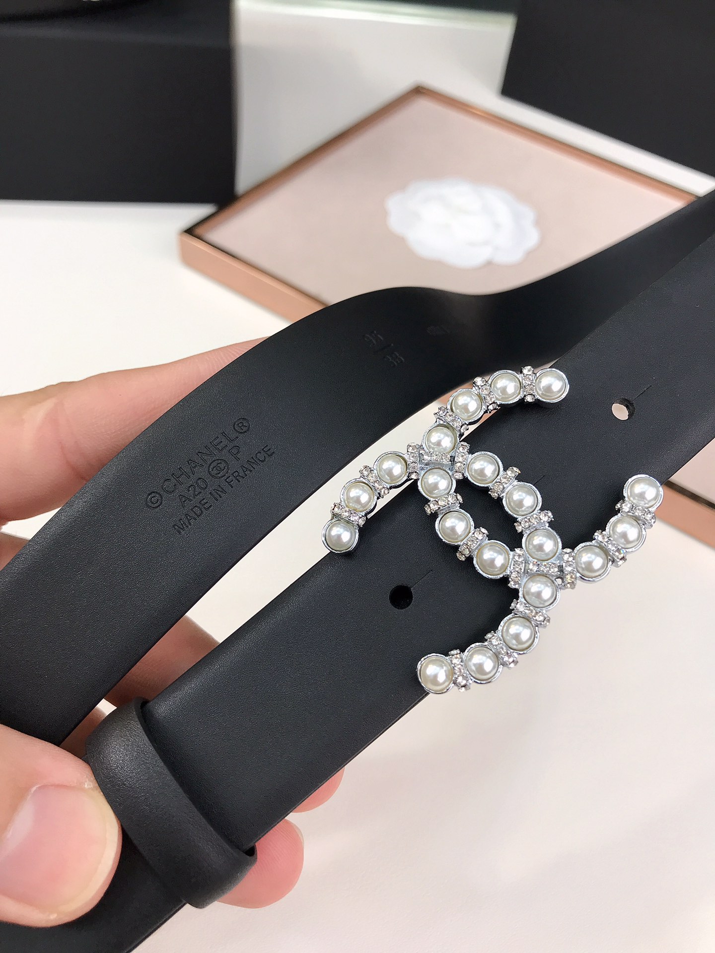 CHANEL CC SILVER BELT LEATHER WITH PEARLS 28MM - Image 4