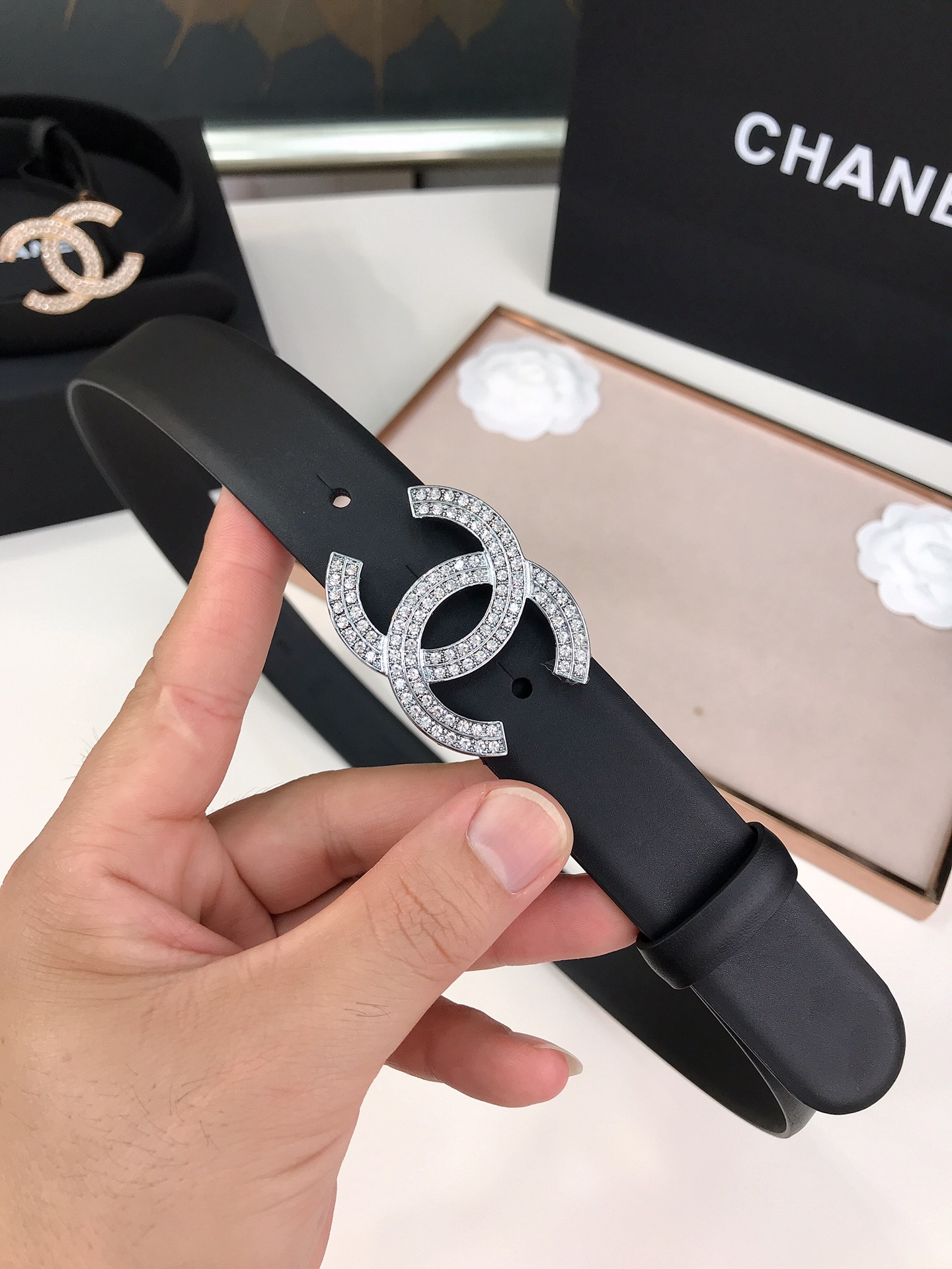 CHANEL PEARL CRYSTAL SILVER QUEEN OF FRANCE CC BELT 28MM - Image 3