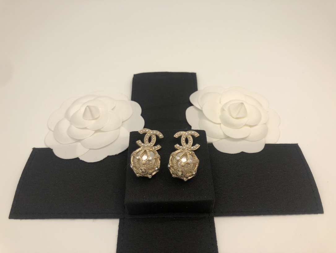 CHANEL GOLD CAGED PEARL EARRINGS - Image 4