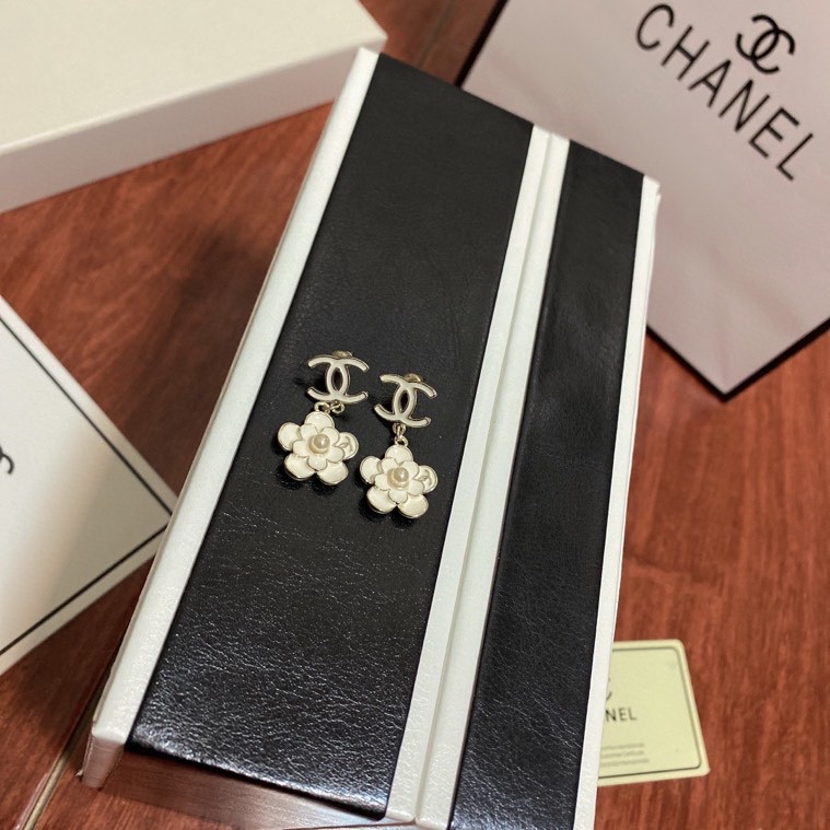 CHANEL FLOWER WHITE EARRINGS - Image 2