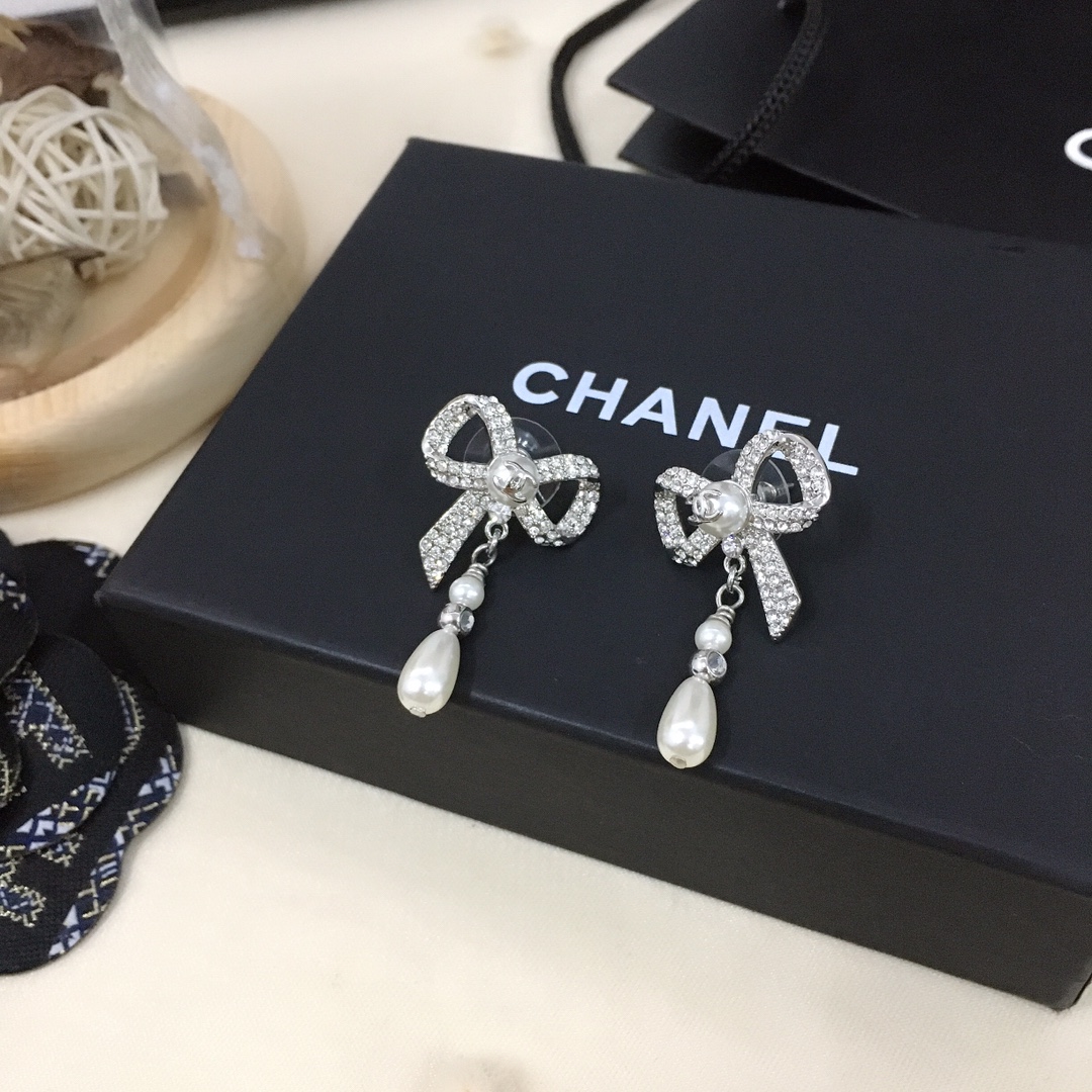 CHANEL BOW SILVER PEARL EARRINGS - Image 4