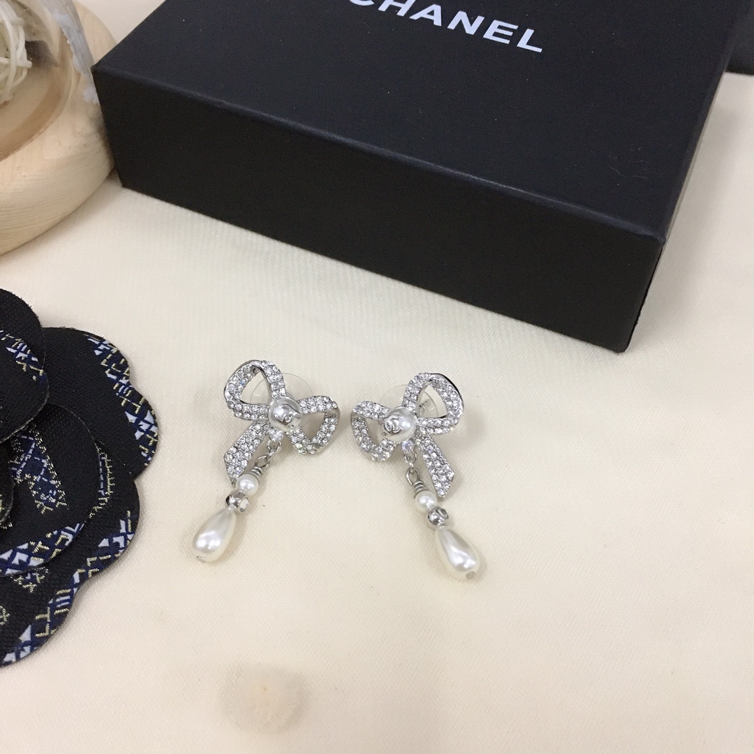 CHANEL BOW SILVER PEARL EARRINGS - Image 2