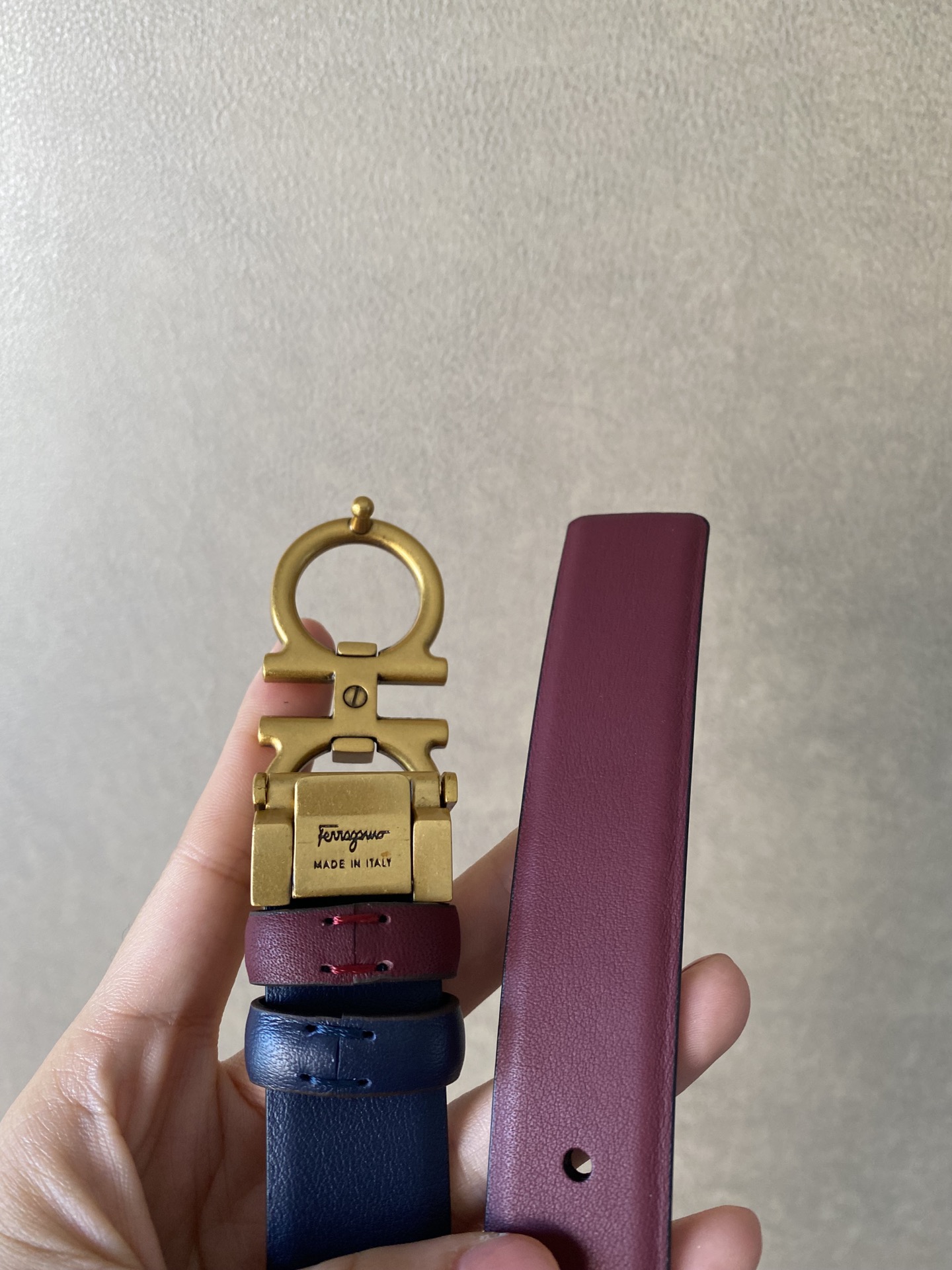 SALVATORE FERRAGAMO GANCINI PLUM RED LEATHER BELT WITH GOLD METAL BUCKLE 2.5CM - Image 2
