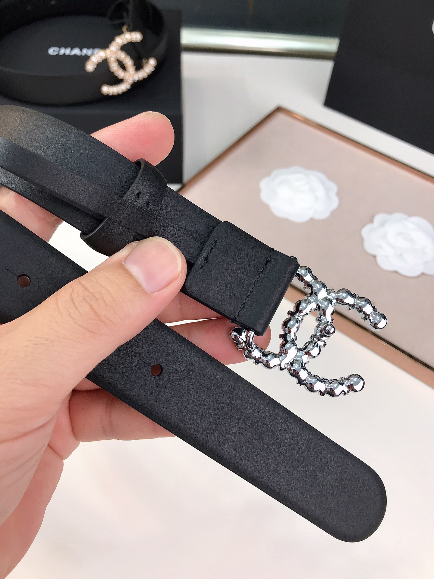 CHANEL CC SILVER BELT LEATHER WITH PEARLS 28MM - Image 2