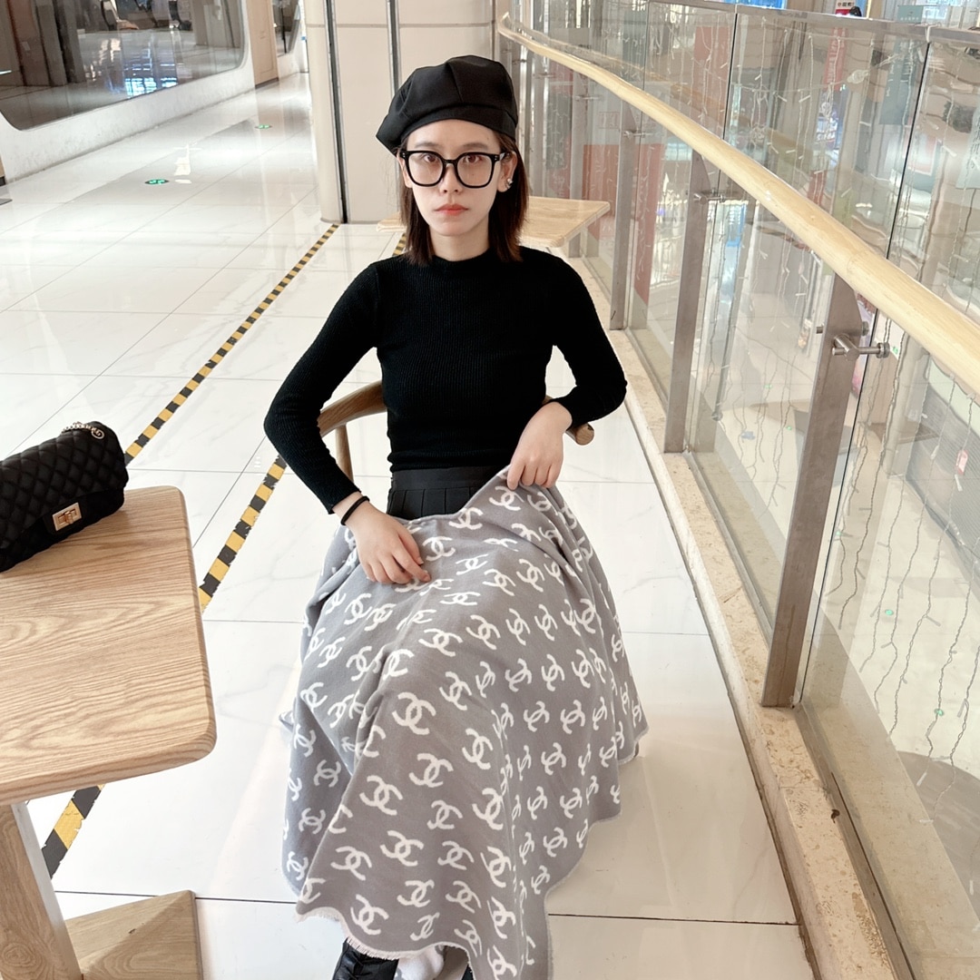 CHANEL CC LOGO CAMELLIA SCARF GREY - Image 2