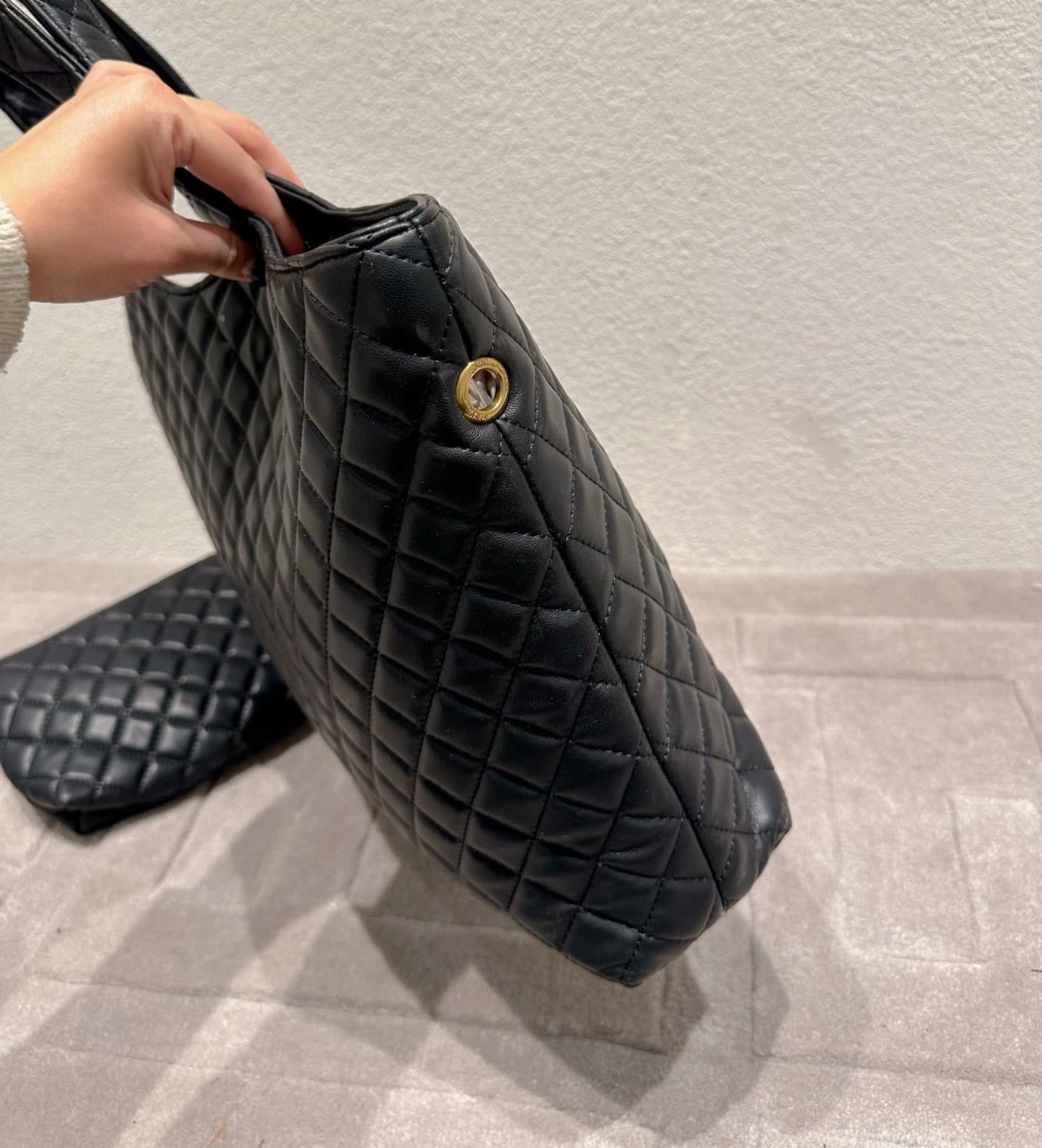 SAINT LAURENT ICARE SHOPPING BAG IN QUILTED BLACK GOLD 40CM - Image 2