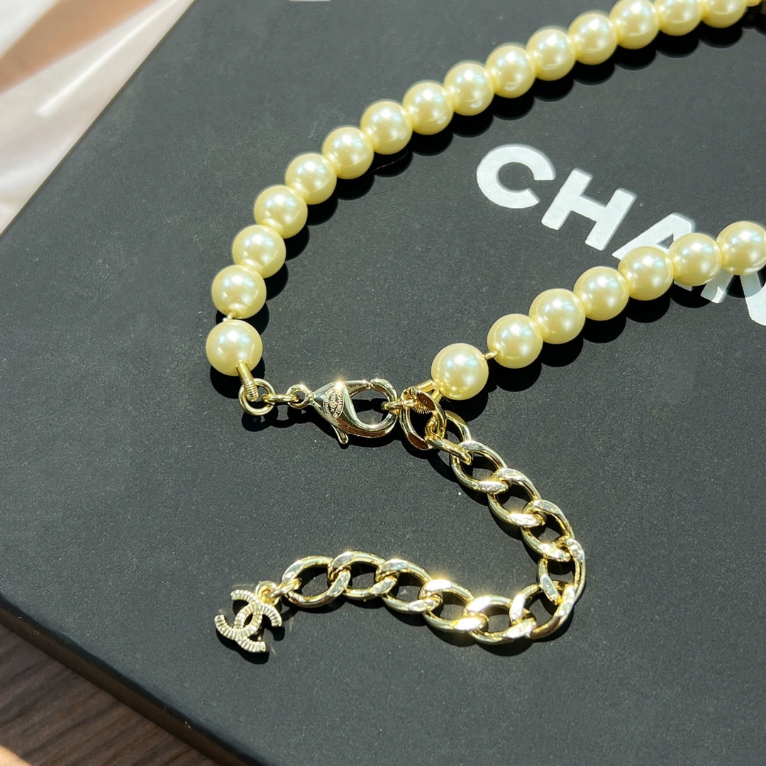 CHANEL PEARL AND CAMÉLIA NECKLACE - Image 2