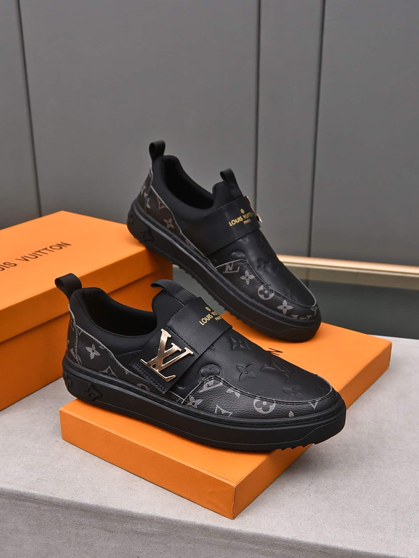 LOUIS VUITTON SLIP ON MONOGRAM BLACK - Image 7