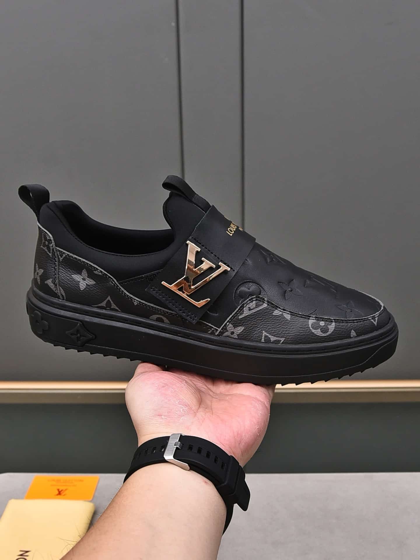 LOUIS VUITTON SLIP ON MONOGRAM BLACK - Image 10