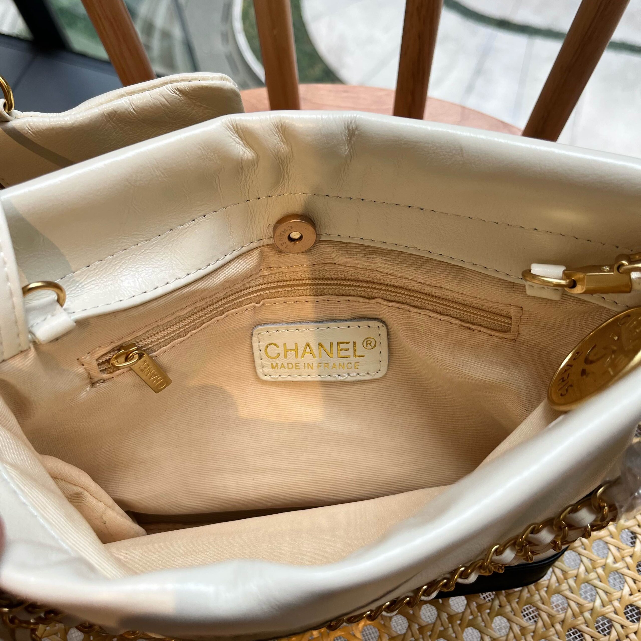 CHANEL 22 SMALL HANDBAG BLACK WHITE GOLD TONE METAL 19CM AS3980 B16652 NY081 - Image 4