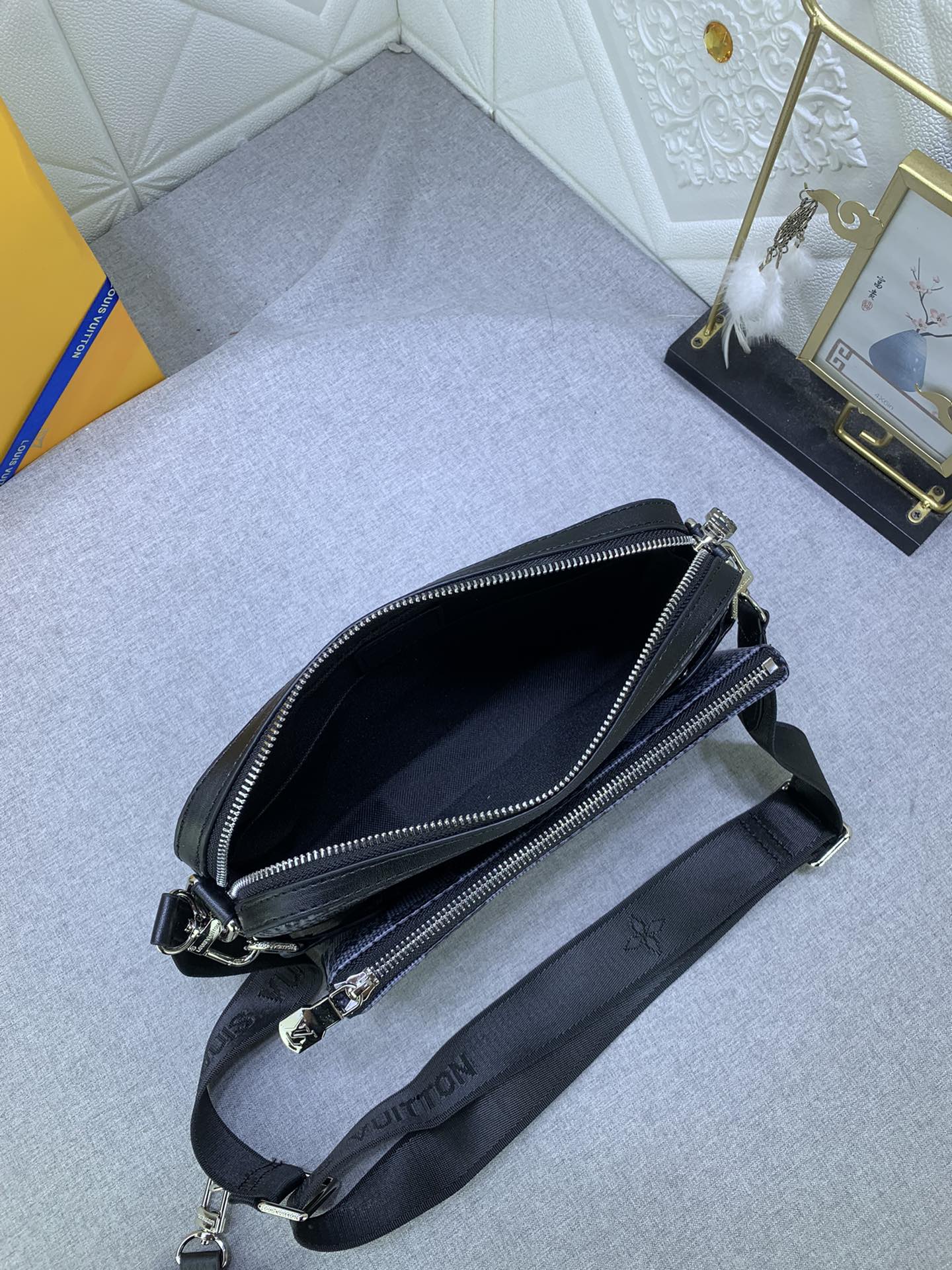 LOUIS VUITTON TRIO MESSENGER BAG DAMIER CANVAS BLACK 25CM N50017 - Image 2