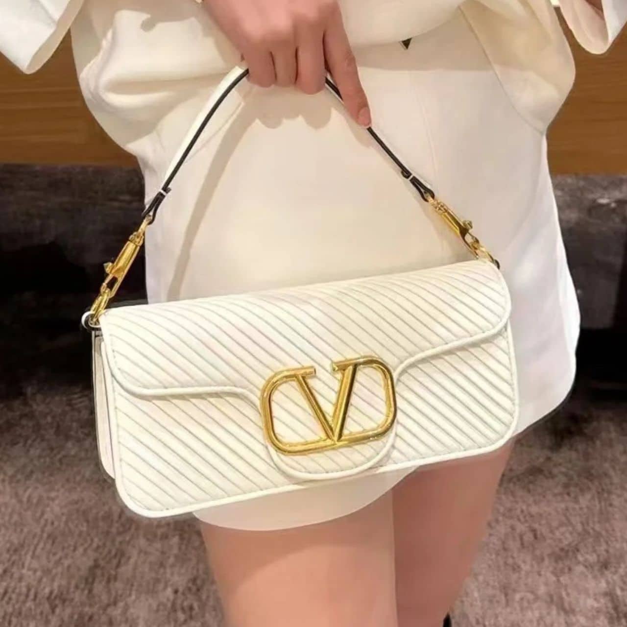 VALENTINO GARAVANI LOCÒ SHOULDER BAG IN PLEATED NAPPA WHITE 26CM - Image 3