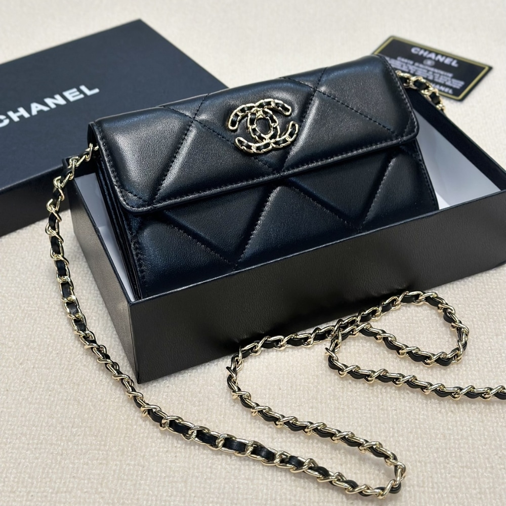 CHANEL FLAP BAG BLACK 19CM - Image 2