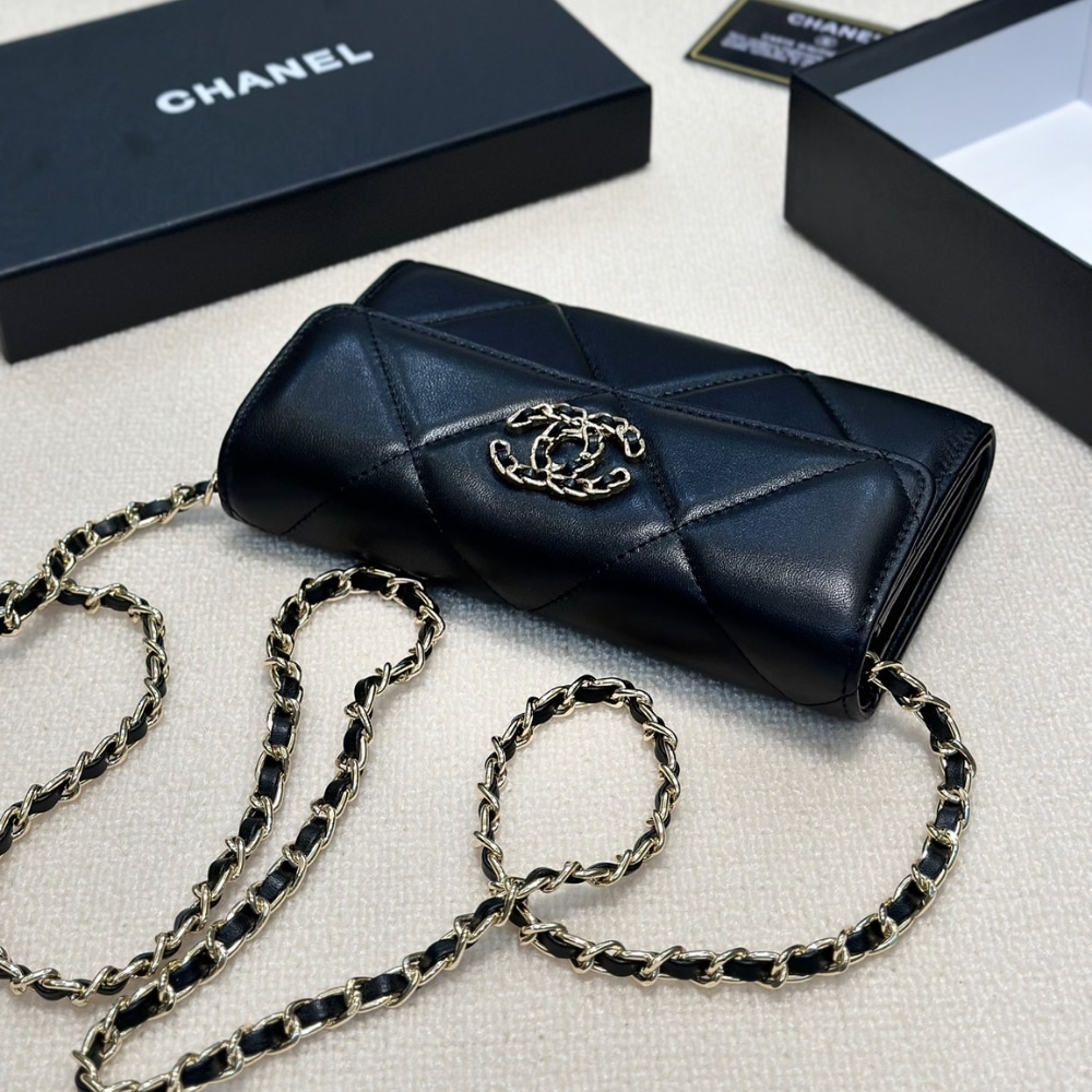CHANEL FLAP BAG BLACK 19CM - Image 3