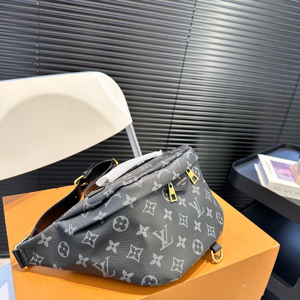 LOUIS VUITTON DISCOVERY BUMBAG PM MONOGRAM ECLIPSE BLACK 39CM M46035 - Image 4