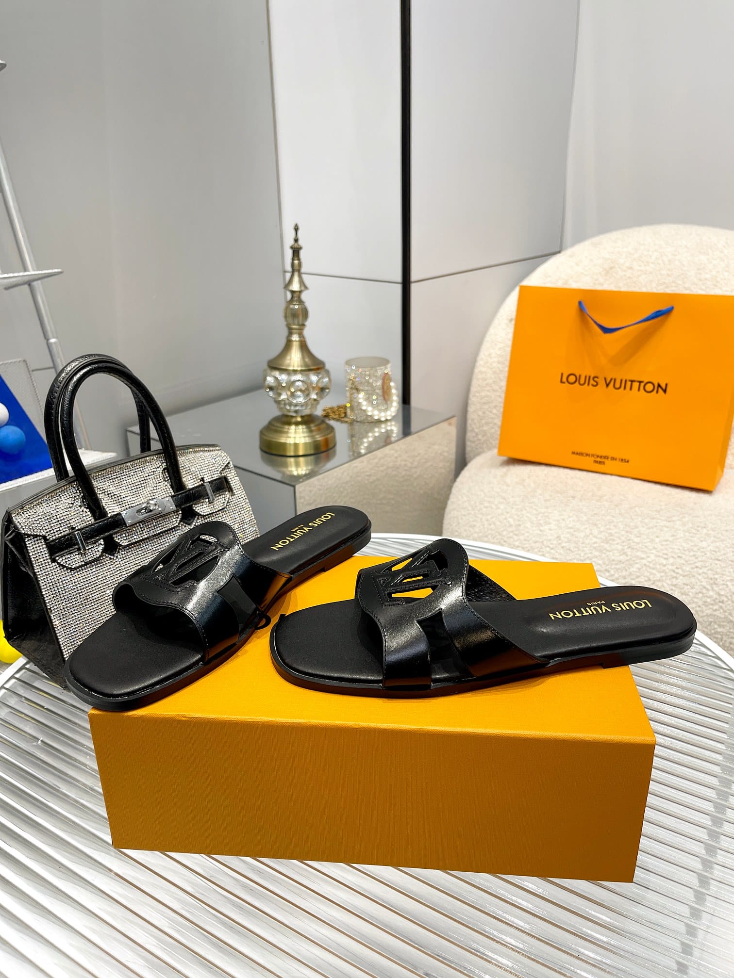 LOUIS VUITTON LV ISOLA FLAT MULE BLACK 1ABP0E - Image 2