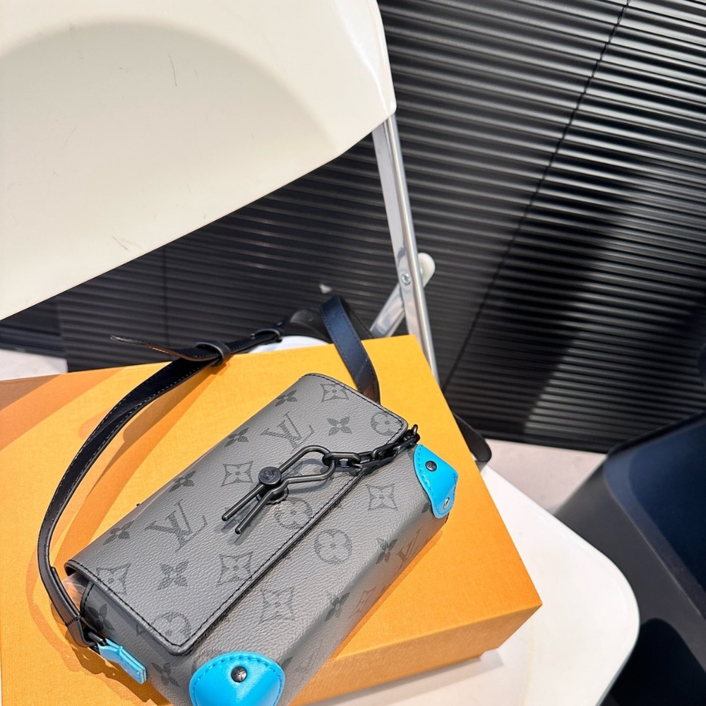 LOUIS VUITTON STEAMER WEARABLE WALLET TURQUOISE 17CM M11496 - Image 4