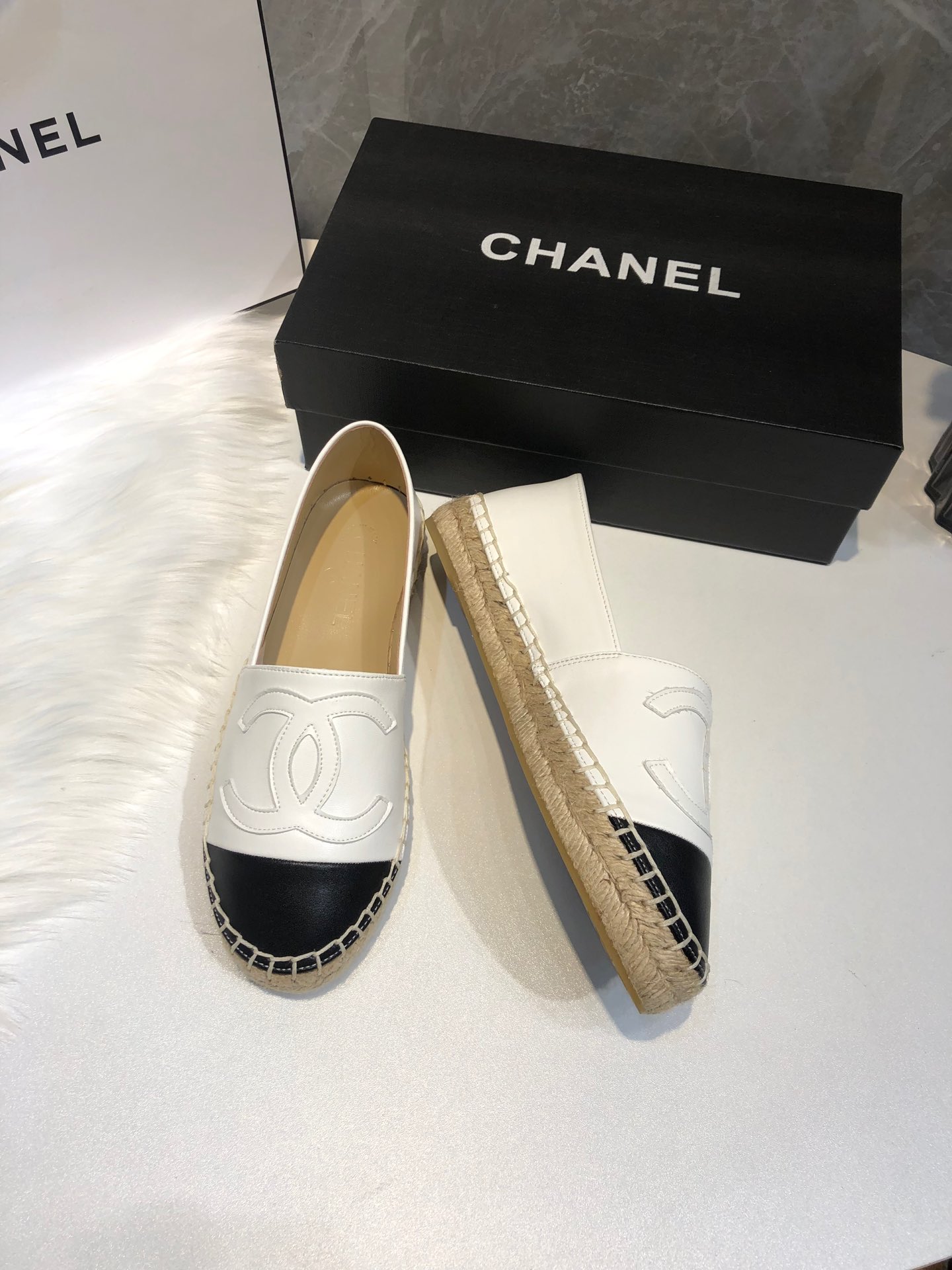 CHANEL EMBROIDERED ESPADRILLE LEATHER BLACK CAP TOE FLATS WHITE CC - Image 2