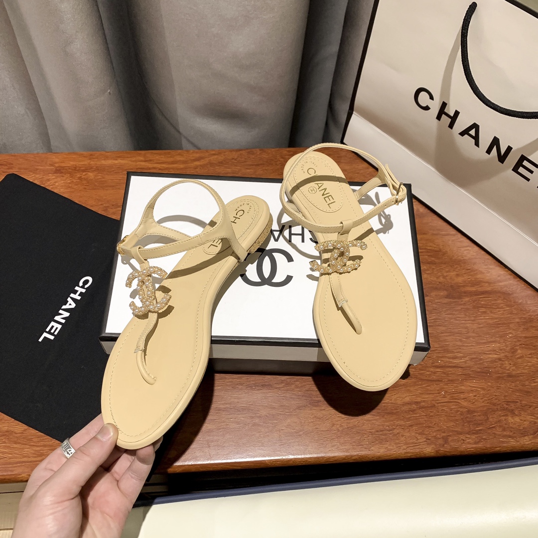 CHANEL GOLD PEARL CC LOGO THONG SANDALS BEIGE - Image 2